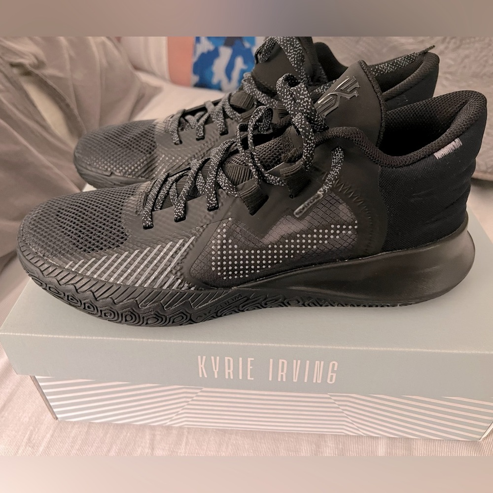 Men’s basketball shoes Nike Kyrie Flytrap V sz10.5